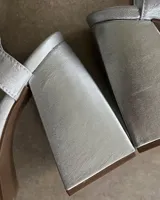 Sandalias negras de plataforma con tiras finas y hebilla al tobillo.