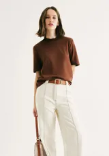 Remera marrón de manga corta con cuello redondo.