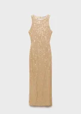 Vestido de fiesta largo color dorado con lentejuelas, cuello halter y espalda descubierta.