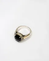 Anillo de plata 925 con dublé de oro, adornado con zirconias blancas y negras.