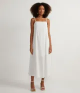 Vestido midi blanco de lino con tirantes finos y escote cuadrado.