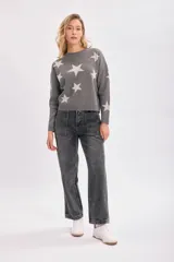 Pantalón jean cargo color gris oscuro, de corte recto y tiro medio. Presenta bolsillos laterales tipo cargo y bolsillos traseros.