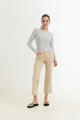 Remera de manga larga ajustada al cuerpo, con cuello redondo y estampado de rayas horizontales blancas y negras.