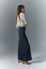 Jean de corte oxford tiro alto, confeccionado en denim confort con poco elastano y lavado azul oscuro.