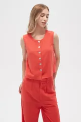 Musculosa color coral sin mangas de viscosa, corte holgado, con botones y cuello a la base.