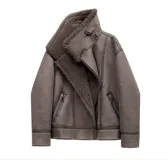 Campera gamulan marrón con cuello alto con hebillas, cierre cruzado con cremallera, bolsillos laterales con cremallera y forro de piel sintética.