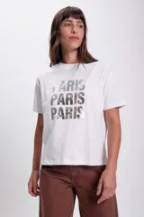 Remera blanca de algodón con la palabra 'Paris' estampada en plateado.