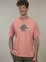 Remera color salmón de algodón con estampa de un globo terráqueo y la palabra "Biosphere".