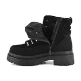 Bota de caña media color negro, con cordones y plataforma track.