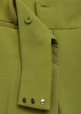 Pantalón de vestir verde oliva de tiro bajo y corte acampanado. Con trabillas, bolsillos traseros de ribete y cierre oculto de botón, gancho y cremallera.