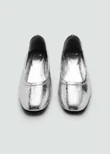 Zapato plateado con efecto craquelado, tacón bloque y punta redonda.