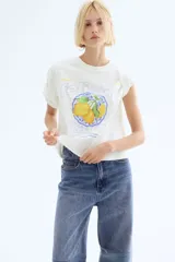 Remera blanca de corte amplio con cuello redondo y mangas cortas. Estampado frontal con limones y texto en italiano.