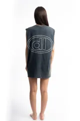 Musculosa azul con efecto gastado y logo estampado en el pecho. Corte amplio y sin mangas.