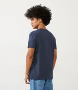 Remera azul de manga corta con cuello redondo y estampado del logo de Superman en el pecho.