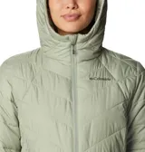 Campera puffer color salmón con capucha, cierre frontal y bolsillos laterales con cierre. Cuenta con tecnología termorreflectante Omni-Heat™ y puños con orificios para los pulgares.