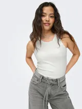 Musculosa blanca de algodón con cuello redondo y sisas anchas.