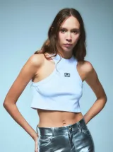 Top corto de morley color off white, con escote redondo y detalles en las sisas.
