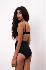 Culotte blanco de algodón con doble tela y diseño sin elásticos.