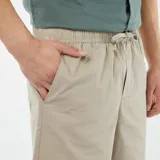 Bermudas color beige de corte recto.