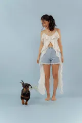 Top blanco de algodón con breteles finos regulables, escote en V con volados y espalda elastizada.