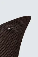 Pañoleta negra de punto tejida en hilatura de algodón.