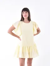 Vestido corto amarillo pastel con mangas cortas con volados y falda con volados.