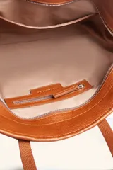 Cartera tipo tote bag de cuero vacuno trenzado a mano, con diseño de tejido ajedrez. Cuenta con doble asa de hombro y cierre superior.