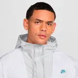 Campera anorak Nike Club Marina Gfx para hombre, color blanco con parte inferior turquesa y capucha gris. Presenta logo de Nike bordado en el pecho.