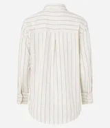 Camisa de viscosa y lino color crudo con finas rayas verticales azules, cuello clásico, mangas largas con puños abotonados y cierre frontal con botones.
