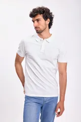 Remera polo blanca de piqué de algodón, con cuello clásico y tapeta de dos botones. Corte recto y mangas cortas.