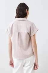 Camisa de manga corta con rayas verticales color beige y blanco.
