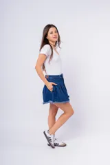 Mini falda de jean azul con pinzas y ruedo desflecado.