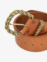 Cinturón ancho de cuero color marrón con hebilla metálica dorada con diseño trenzado.