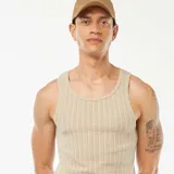 Musculosa beige de tejido calado con cuello redondo.