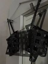 Top plateado con diseño de red con aberturas geométricas y tirantes finos.