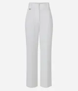 Pantalón blanco de crepé, corte recto, con trabillas en la cintura, cierre con botón y cremallera, y colgante de corazón metálico.