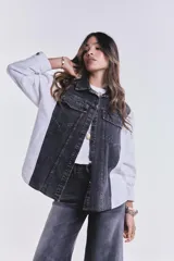 Campera de jean combinada con cuerpo de denim negro y mangas blancas.