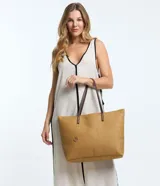 Bolso de playa mediano de fibra de papel color marrón claro, con asas de hombro pespunteadas en marrón oscuro. Incluye un neceser con cierre.