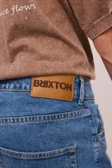 Bermuda de jean celeste, corte clásico, con bolsillos delanteros y traseros.