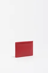Tarjetero de estructura rígida, color rojo, con ranuras para tarjetas y logo de la marca grabado en relieve en el frente.