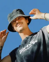 Gorro tipo bucket color borgoña con logo bordado al frente.