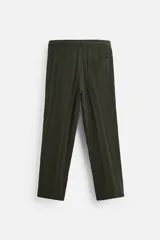 Pantalón verde oscuro con textura de rayas verticales, corte relaxed fit, cintura elástica ajustable con cordón, bolsillos delanteros y bolsillo trasero de parche.