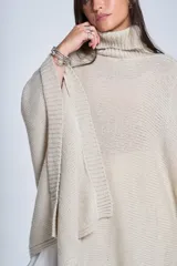 Poncho polerón negro tejido con cuello alto y mangas 3/4.