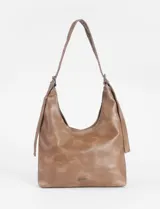 Cartera hobo color crudo de cuero sintético, con correa de hombro ajustable y múltiples cierres decorativos en el frente.