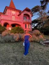 Conjunto de dos piezas color azul eléctrico, compuesto por un top strapless con drapeado asimétrico y un pantalón ancho de tiro alto.