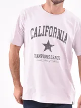 Remera manga corta color blanco con estampa frontal con la palabra "California" y una estrella.