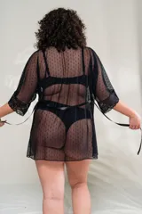 Bata de microtul negro con puntitos, detalles de puntilla elastizada y lazo en la cintura.