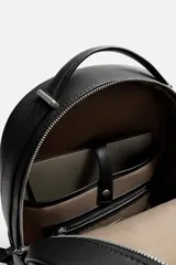 Mochila negra con acabado grabado, compartimento principal con cierre de cremallera, espacio interior para dispositivos electrónicos de hasta 13 pulgadas y bolsillo con cremallera. Bolsillo frontal con cremallera, parte posterior acolchada con banda de sujeción para equipaje, asa de mano y dos asas de hombro ajustables y acolchadas.