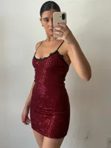 Vestido corto de fiesta color bordó, con lentejuelas, breteles finos y escote con encaje negro.