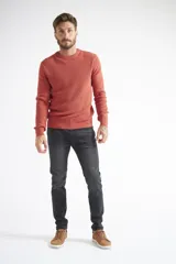 Sweater de punto color ladrillo, de manga larga y cuello redondo.